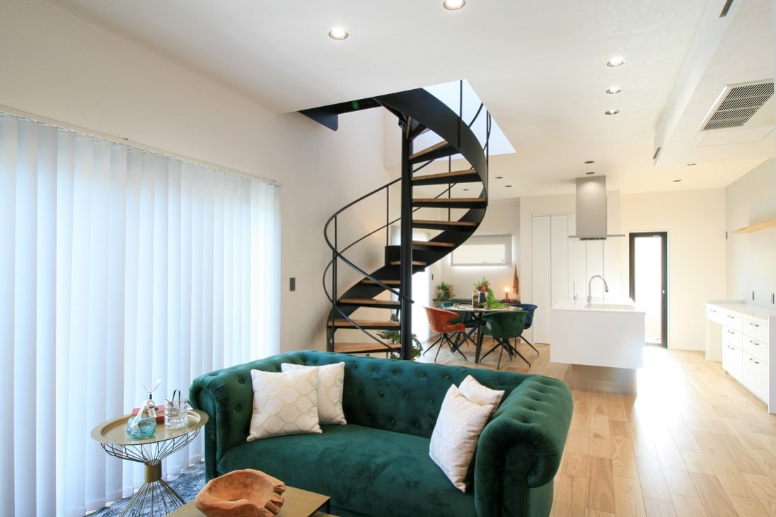 【 螺旋階段と「ただいま！」動線が特徴的な家。】