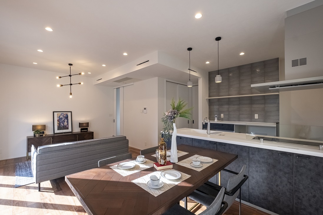 【 アーバンにアウトドアテイストが薫る住まい 】