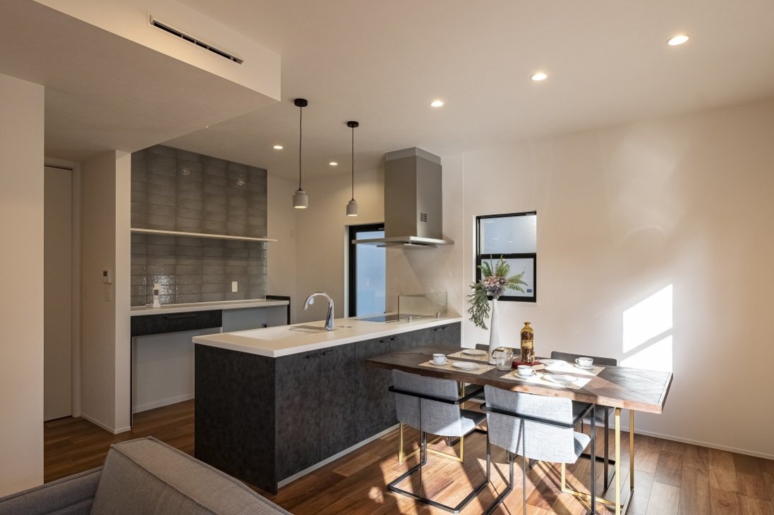 【 アーバンにアウトドアテイストが薫る住まい 】