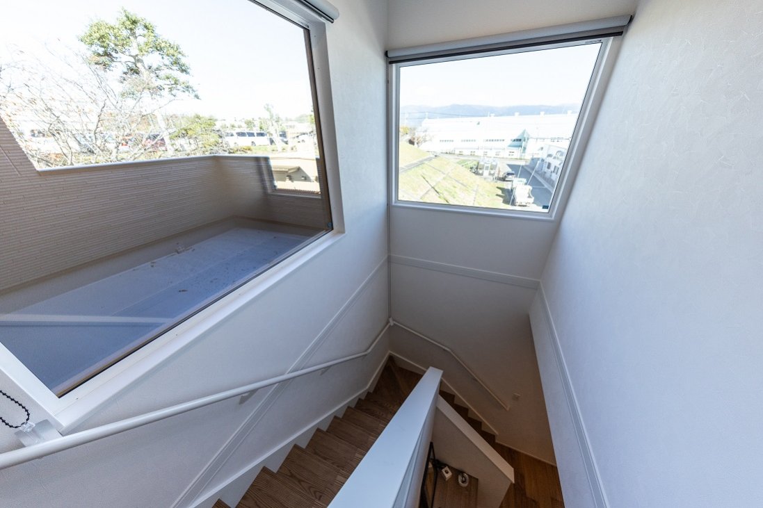 大きな窓の２面採光の吹抜け階段は、気持ち良い眺望も叶える！