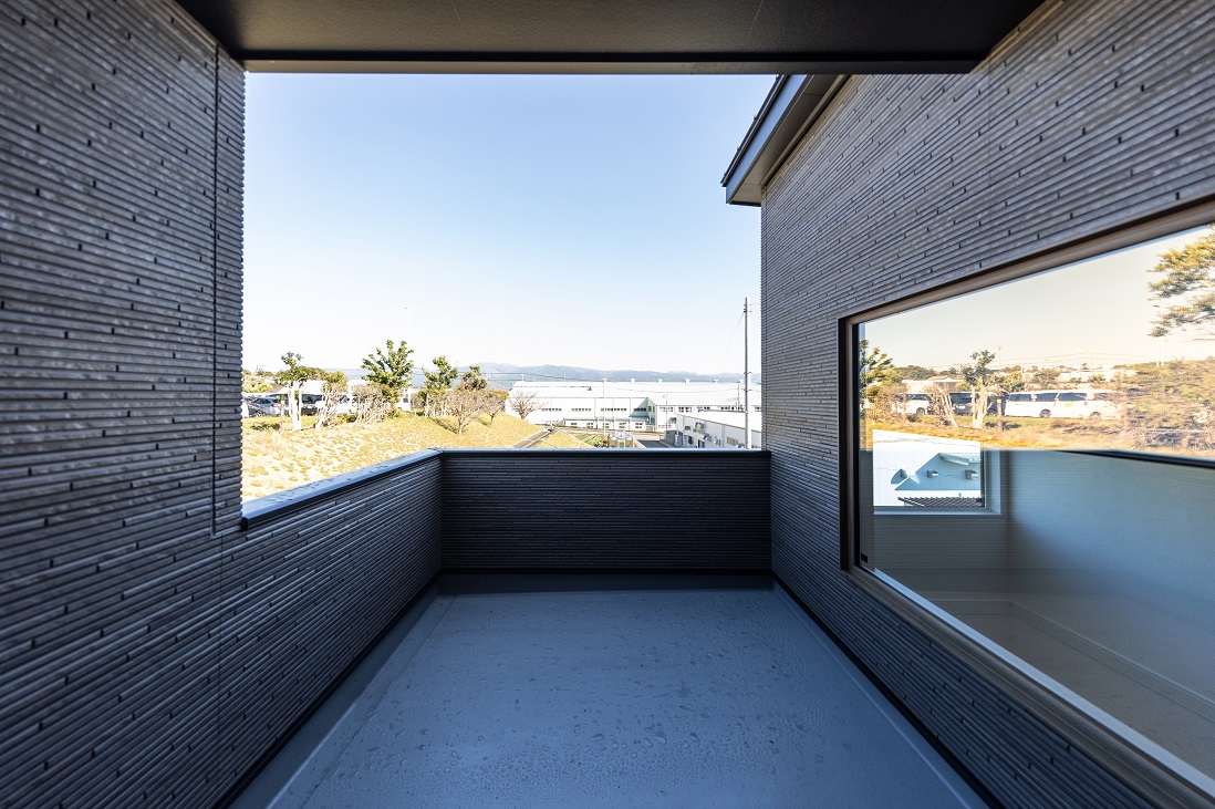半屋外のインナーバルコニーは、広さと眺望も気持ち良い空間