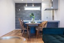 ヴィンテージ家具とモダンなインテリアが融合する大人なLDK