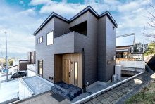 細いスリット造形の硬質感がある外壁とオーカーの木調のバランスが◎