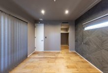 ダークブラウンの木目をパーケット状に組んだ柄がアクセントの寝室