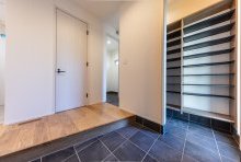 ウォークスルーのSILの奥に土間CLも設けた収納力抜群のエントランス