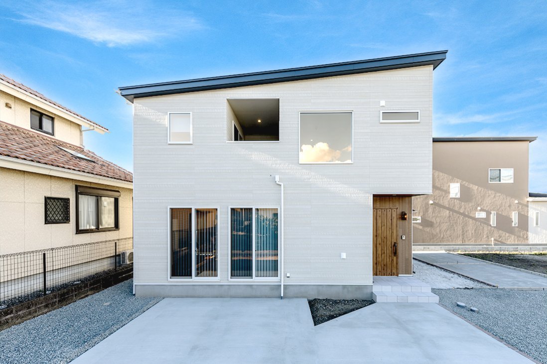 ホワイトアッシュの木目の外壁が、ラップサイディングのような外観を演出