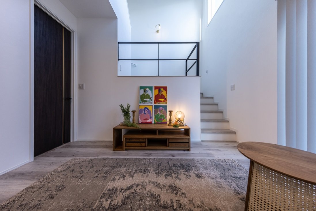 スキップフロア＆吹抜けがリビングに奥行と開放感を与えてくれる