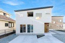 ホワイトアッシュの木目の外壁が、ラップサイディングのような外観を演出