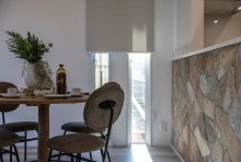 乱形のクォーツストーンの腰壁が優しくも迫力のある空間のアクセントに！