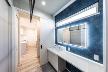  穏やかな海を感じさせるブルーを採用したロングカウンターの洗面