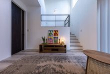 スキップフロア＆吹抜けがリビングに奥行と開放感を与えてくれる