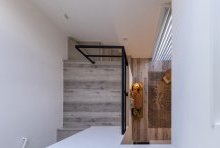 窓の外を望む眺望だけじゃない、２階からの見下ろしのビューも◎