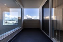 ３帖の広さのインナーバルコニーは、屋根に守られた心地良い中間領域