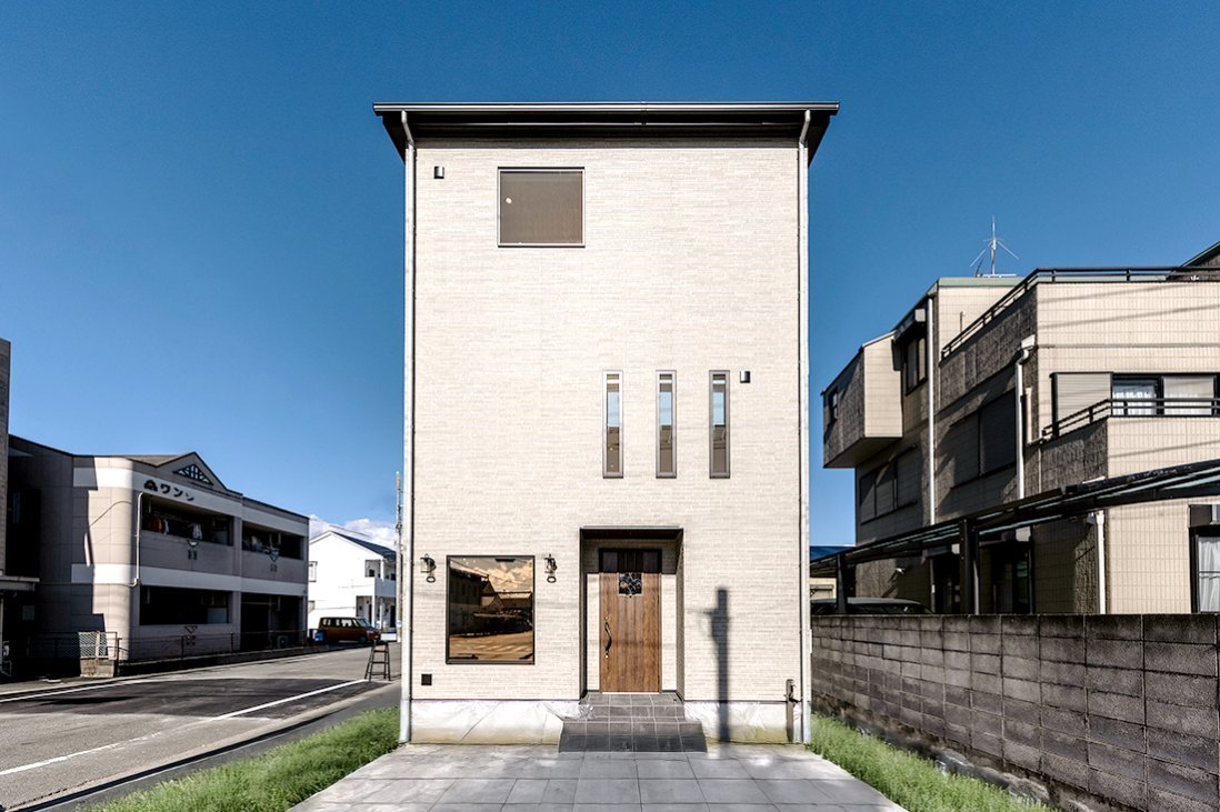 利便性の高いコンパクトな敷地を活かした３階建ての端正な外観