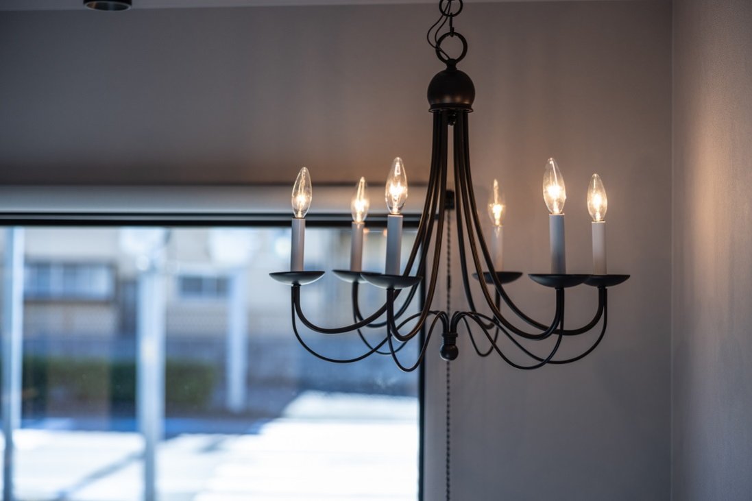 非日常な空間を印象付けるうえで採用したアイアンのシャンデリア