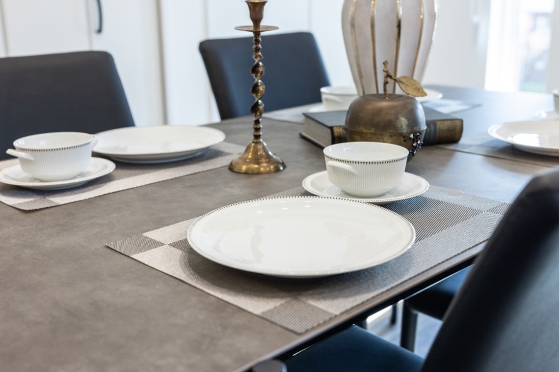 テーブルウェアにもデッドストックのヨーロッパの食器が映える