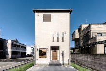 利便性の高いコンパクトな敷地を活かした３階建ての端正な外観