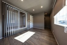 邪魔する建物のない朝日が降り注ぐ３階の寝室はシックな装い