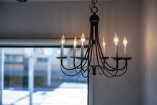 非日常な空間を印象付けるうえで採用したアイアンのシャンデリア