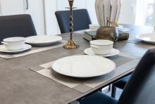 テーブルウェアにもデッドストックのヨーロッパの食器が映える