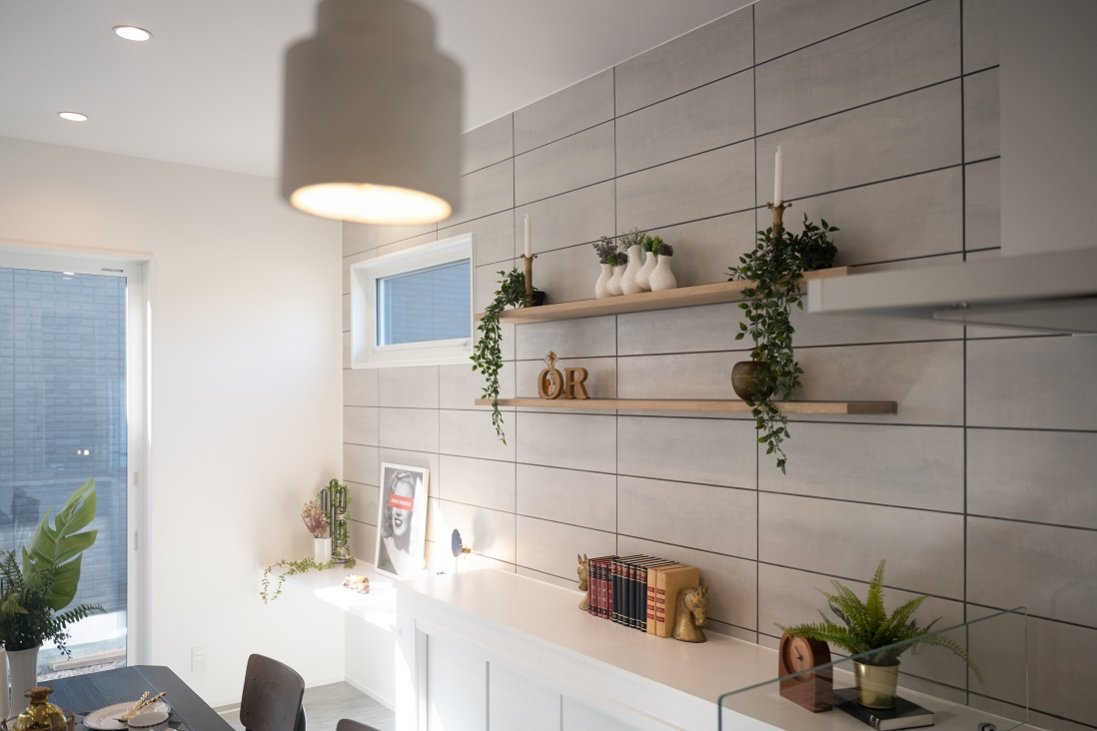 収納カウンターや、フロートタイプの棚には見せる収納でホームデコ◎