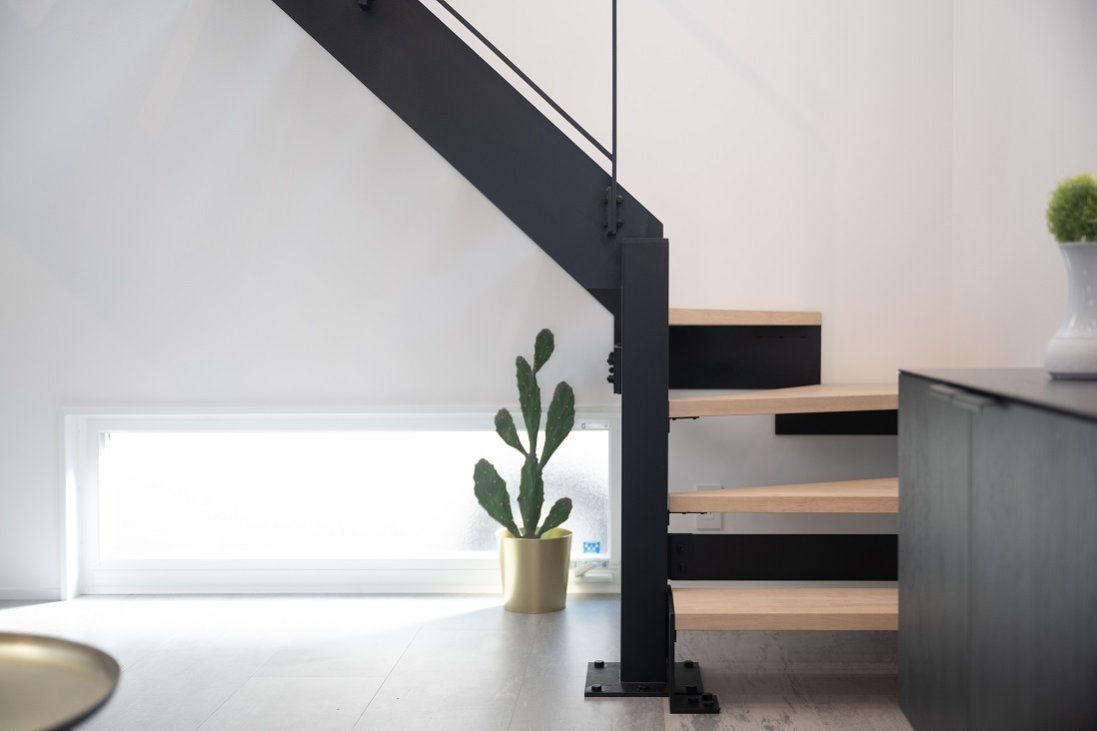 階段下のスペースは、明り取りの地窓を設け抜け感が気持ち良い