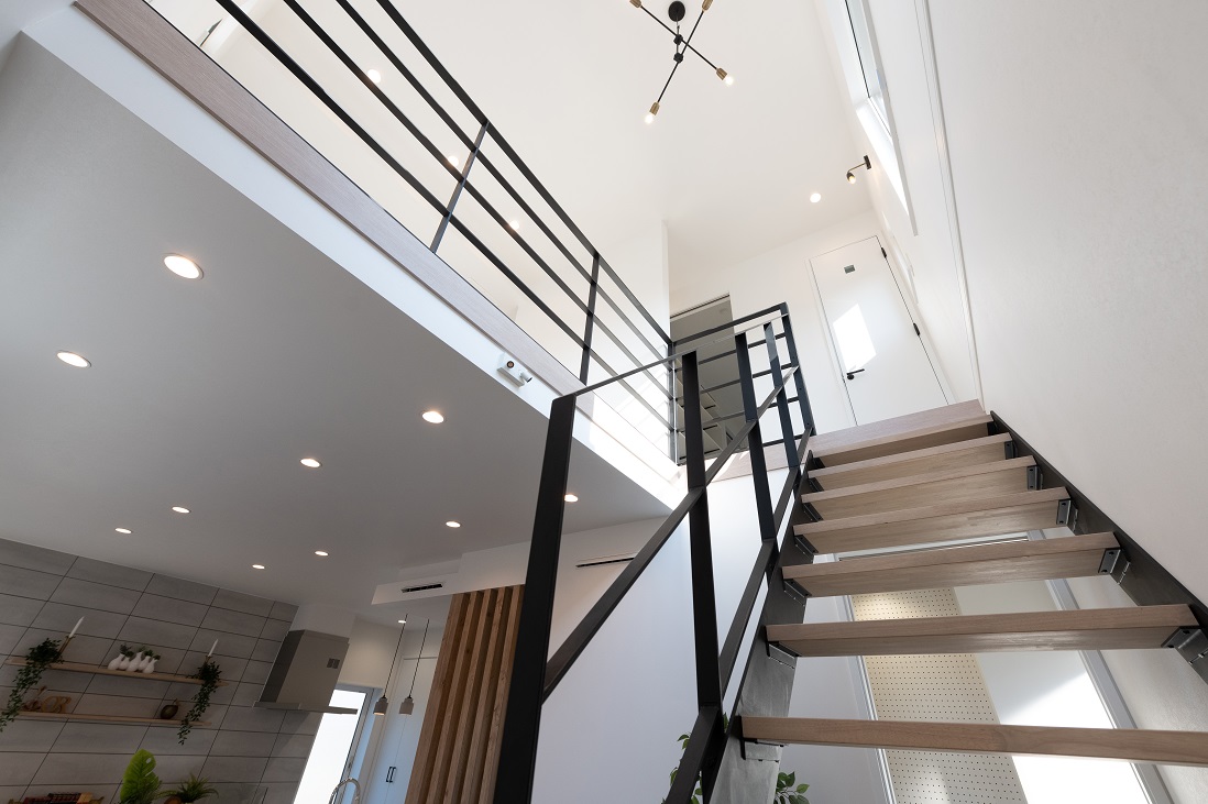 吹抜けは、スケルトン階段とアイアンの手摺りで抜け感を演出