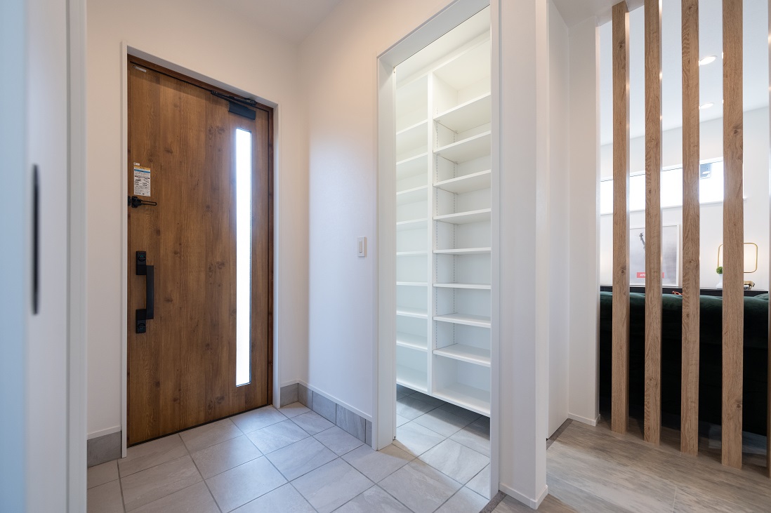 ウォークスルータイプのシューズインクローゼットは便利で収納量も大！