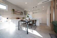 壁一面のインダストリーな大判のタイルが都会的なダイニングキッチン