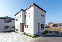 出入りもプライベートとパブリックを分け、エントランスを２つ設けた外観