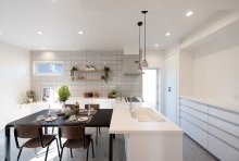 フルフラットのワークトップは93㎝の奥行があり配膳もスタイリッシュ