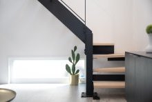 階段下のスペースは、明り取りの地窓を設け抜け感が気持ち良い