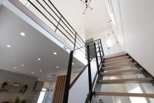 吹抜けは、スケルトン階段とアイアンの手摺りで抜け感を演出