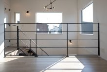 大きい窓の２面採光で明るく開放的な２階のセカンドリビング