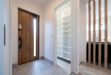 ウォークスルータイプのシューズインクローゼットは便利で収納量も大！