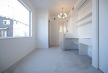 店舗デザインは、ホワイトとモルタルのソリッドな空間にヴィンテージの照明