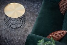 空間をぼやけさせず大人な空間にランクアップしてくれるゴールドのテーブル