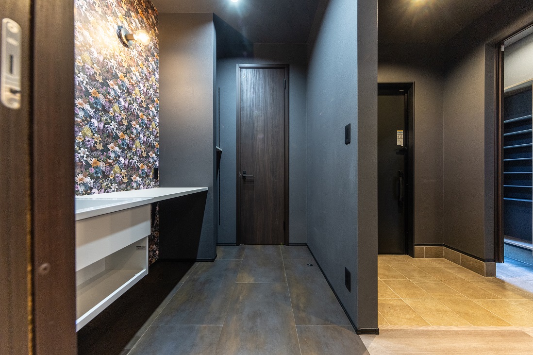 水回りのインテリアもウォルナットの扉が重厚感を感じさせる