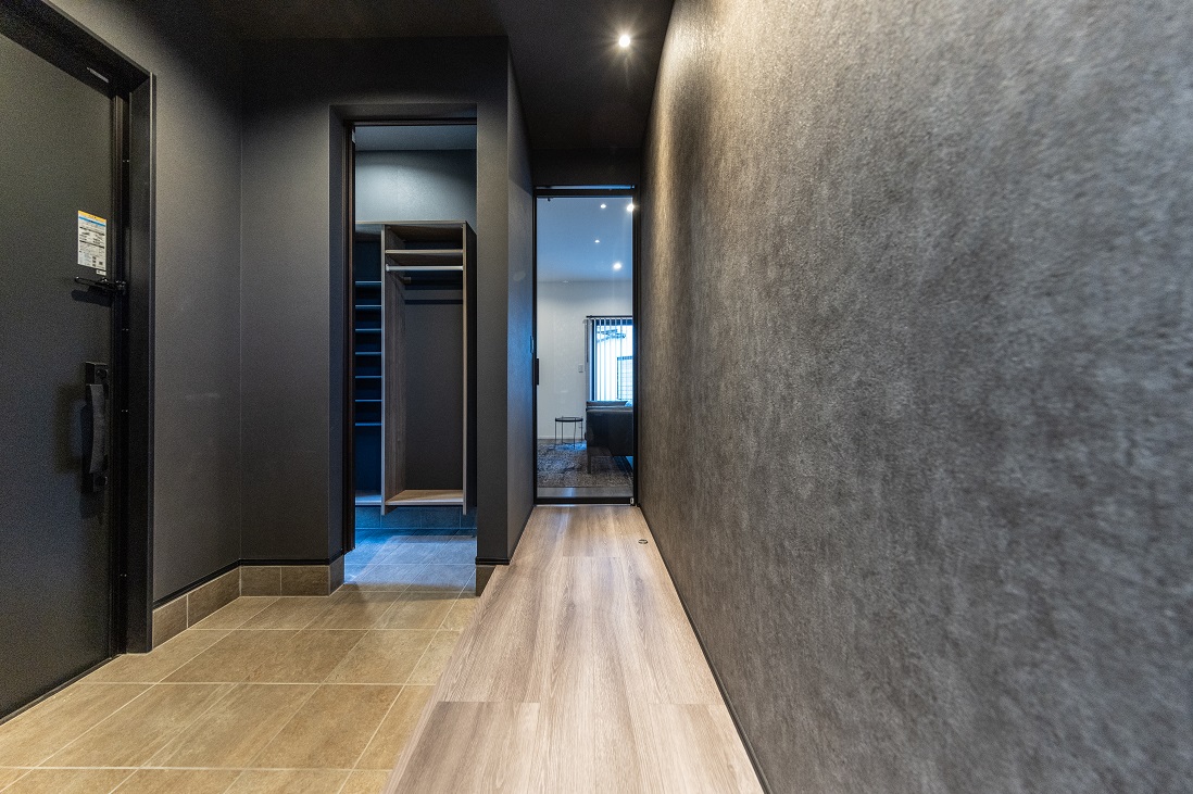 ガラスのリビングドアが抜け感をつくり視界を通し、空間をつなげる