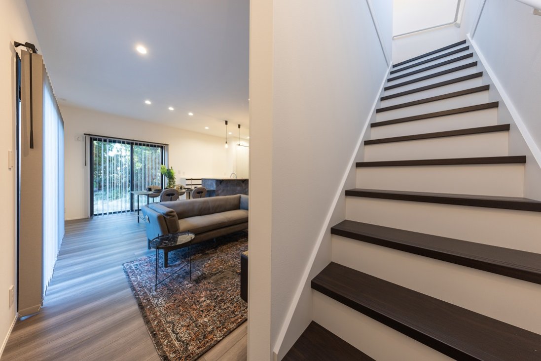 リビング階段もあえてリビングからは見えない配置で秘密の通路のよう