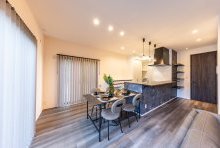 横並びキッチンで、食事における家事ラクやデザイン性の高いDK