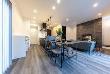 スモーキーカラーでインテリアと家具をコーディネートした空間