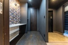 水回りのインテリアもウォルナットの扉が重厚感を感じさせる