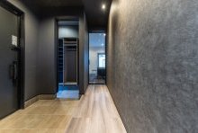 ガラスのリビングドアが抜け感をつくり視界を通し、空間をつなげる