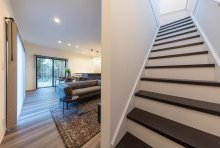 リビング階段もあえてリビングからは見えない配置で秘密の通路のよう