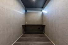 落ち着きのある壁色で仕上げた書斎は、３帖というゆとりの広さ