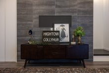 サイドボードの背面は、贅沢に大判のインダストリーなタイル