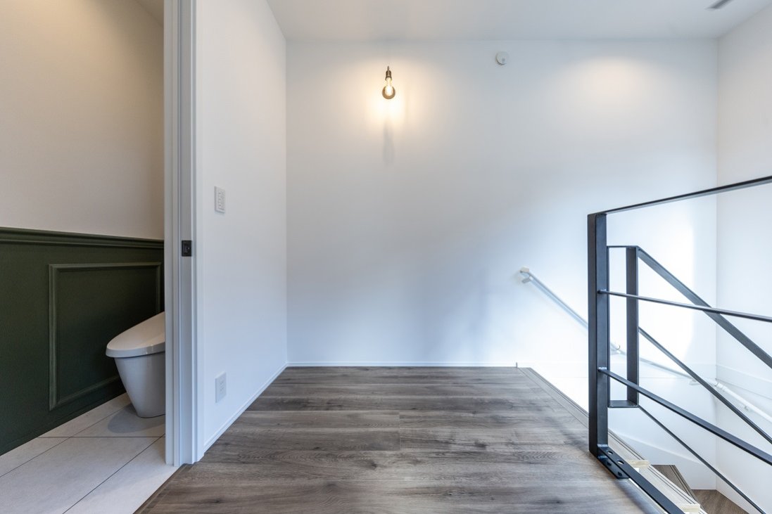 アイアン手摺りとゆとりのある階段ホールは、それだけでフォトジェニック