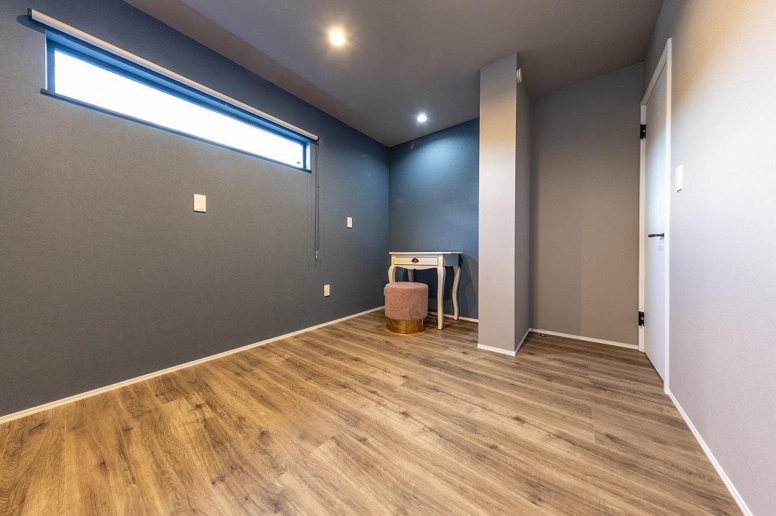 クローゼットと居室のソトにつくることで得られた寝室のフリースペース