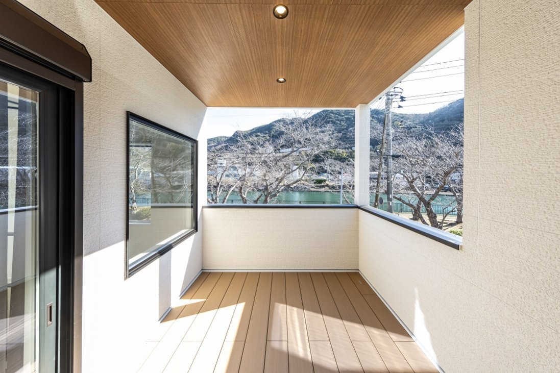 四季を感じるのに最適な２階リビングに併設したインナーバルコニー